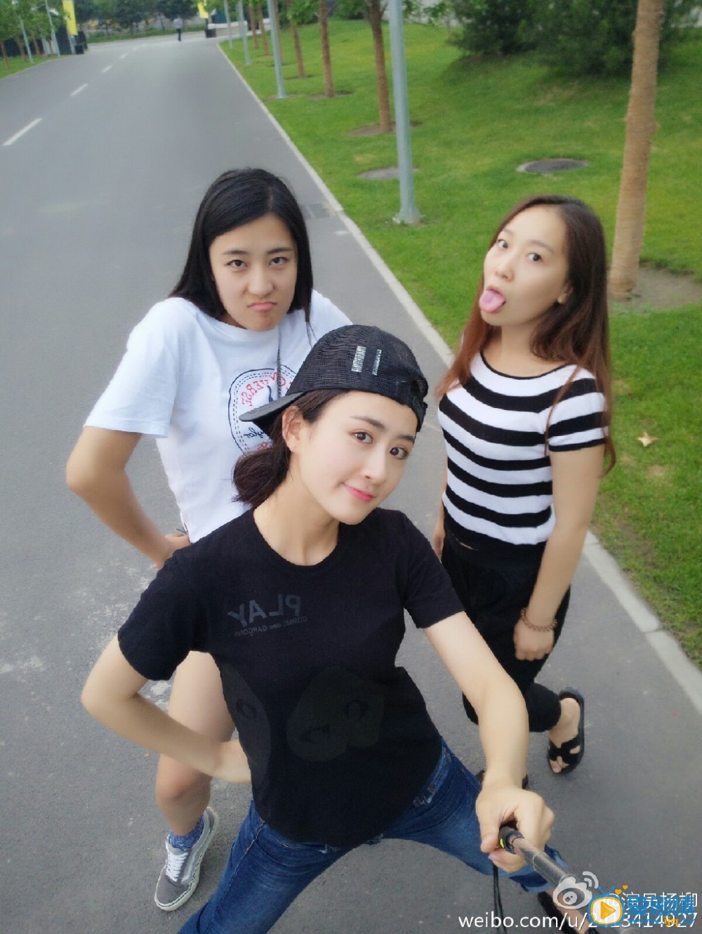 杨柳和朋友合影照 杨柳高清写真_杨柳高清剧照
