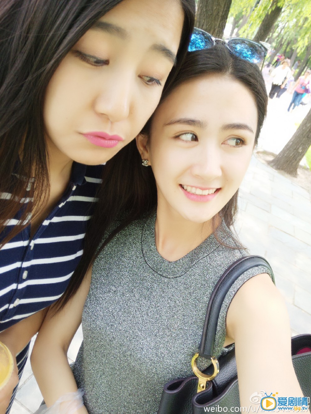 杨柳和朋友合影照 杨柳高清写真_杨柳高清剧照