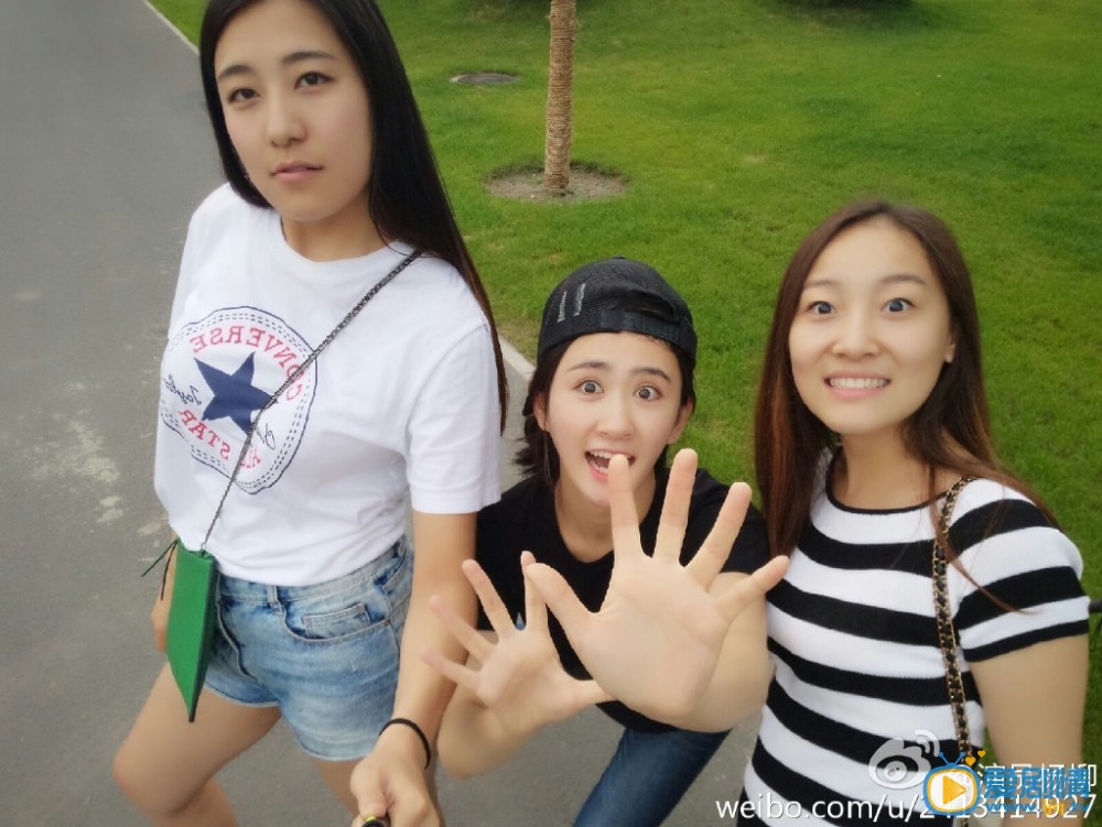 杨柳和朋友合影照 杨柳高清写真_杨柳高清剧照
