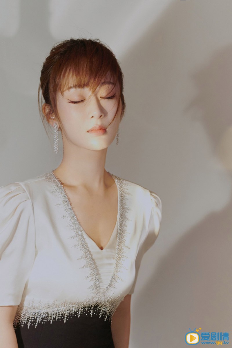 杨紫写真 近日，杨紫曝光了一组纯白写真大片。照片中，杨紫一袭纯白色镂空优雅连衣裙尽显清新婉约气质女神范儿十足，与在电视剧《欢乐颂》中饰演的邱莹莹大相径庭。