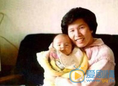 周杰伦童年照、与母亲叶惠美合照 周杰伦高清写真_周杰伦高清剧照