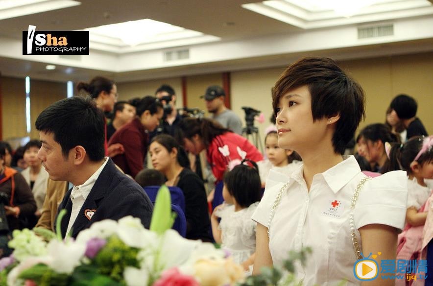 李宇春慈善公益活动 李宇春高清写真_李宇春高清剧照