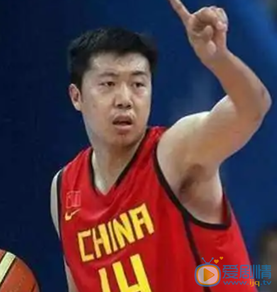 王治郅颁奖照 王治郅 早年经历 个人照