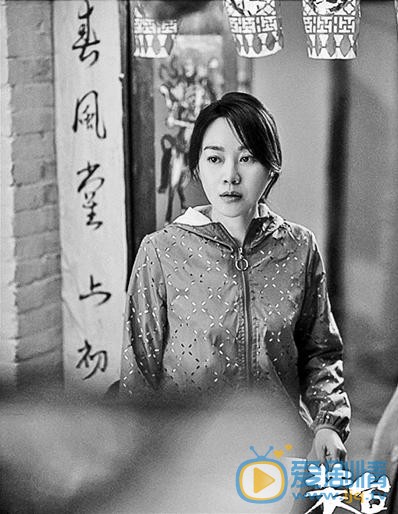 装台拍摄花絮，闫妮太认真了， 只有她自己丝毫不动！