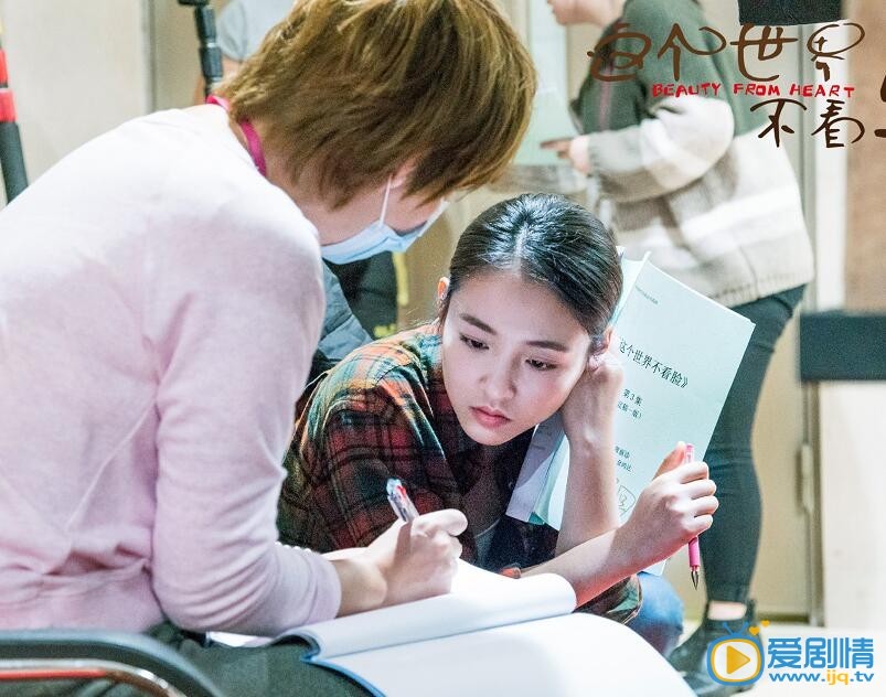 这个世界不看脸片场照