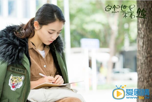 这个世界不看脸片场照