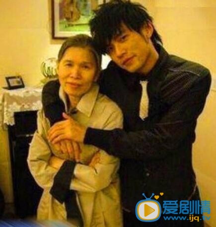 周杰伦童年照、与母亲叶惠美合照 周杰伦高清写真_周杰伦高清剧照