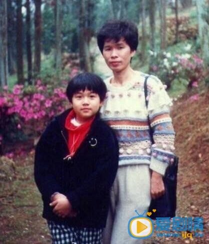 周杰伦童年照、与母亲叶惠美合照 周杰伦高清写真_周杰伦高清剧照