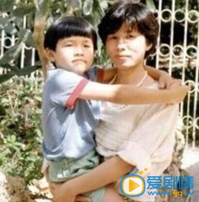 周杰伦童年照、与母亲叶惠美合照 周杰伦高清写真_周杰伦高清剧照