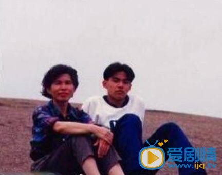 周杰伦童年照、与母亲叶惠美合照 周杰伦高清写真_周杰伦高清剧照