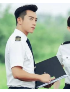 等了三年的《壮志高飞》终于播出，不但收视不行，口碑也不好