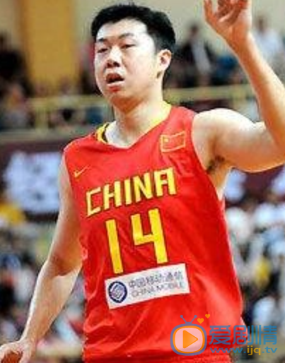王治郅颁奖照 王治郅 运动生涯 个人照