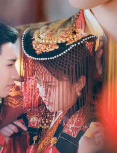 《花好月又圆》本应该是一部小甜剧，李庚希和黄俊捷的养眼也很好，却输给人设