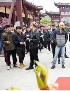 《铜皮铁骨方世玉》王亚斌在担任本片的制片人的同时,也是重要的角色担当